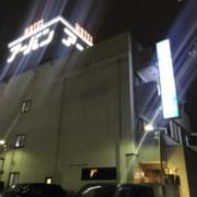 ホテル アーバン(西宮市/ラブホテル)の写真『夜の外観』by まさおJリーグカレーよ