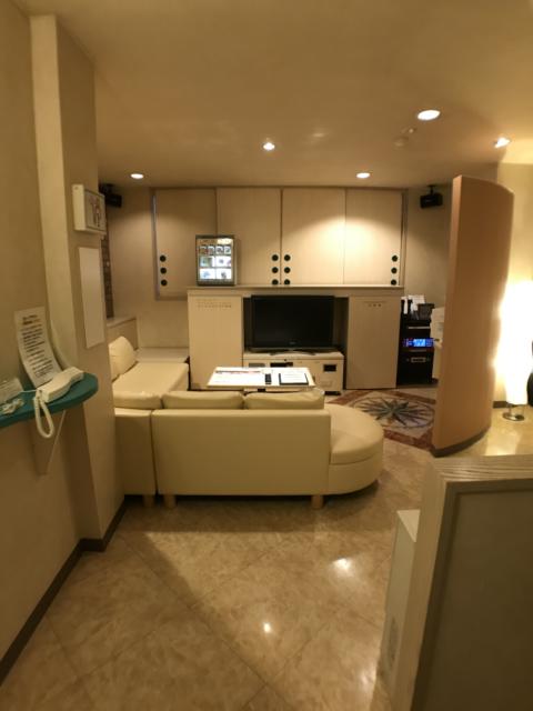 ホテル101(浜松市/ラブホテル)の写真『01号室 入口から部屋方向』by ま〜も〜る〜