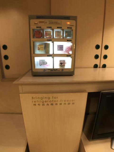 ホテル101(浜松市/ラブホテル)の写真『01号室 アダルト販売機。下の扉内に持ち込み冷蔵庫』by ま〜も〜る〜