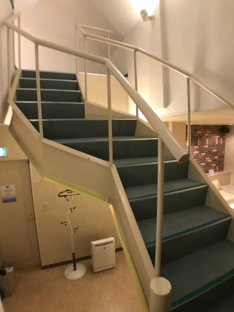 ホテル101(浜松市/ラブホテル)の写真『01号室 2Fへの階段』by ま〜も〜る〜