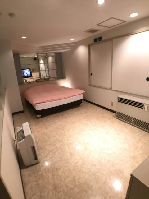 ホテル101(浜松市/ラブホテル)の写真『01号室 2Fベットルーム。奥の壁は鏡』by ま〜も〜る〜