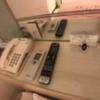 ホテル101(浜松市/ラブホテル)の写真『01号室 電話、テレビリモコン、エアコンリモコン』by ま〜も〜る〜