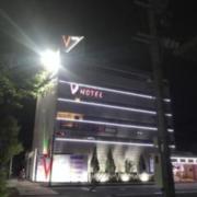 V HOTEL（ブイホテル）(神戸市東灘区/ラブホテル)の写真『夜の外観』by まさおJリーグカレーよ