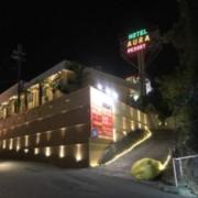 HOTEL AURA RESORT I 香芝店(香芝市/ラブホテル)の写真『夜の外観』by まさおJリーグカレーよ