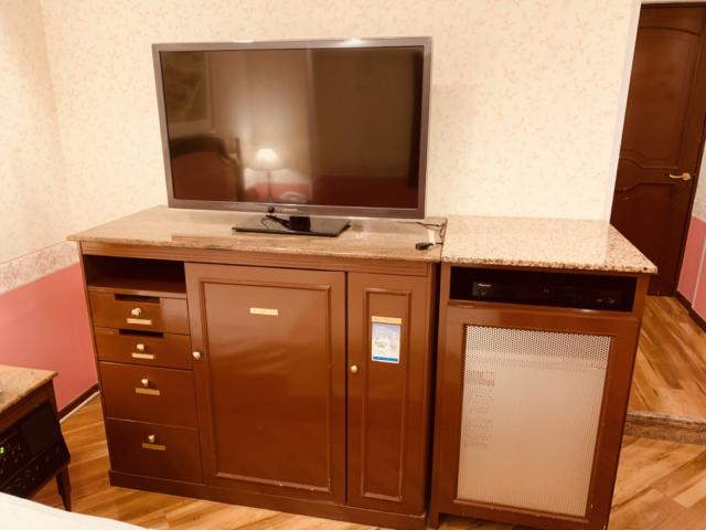 AILEAN DONAN（アイリーンドナン）町田店(相模原市/ラブホテル)の写真『301号室ベッドサイドのテレビ』by miffy.GTI