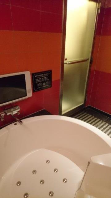 HOTEL AILU(アイル)(豊島区/ラブホテル)の写真『303号室（浴室奥から入口方向）』by 格付屋