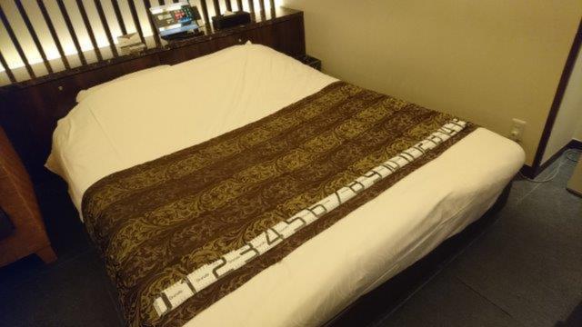 HOTEL AILU(アイル)(豊島区/ラブホテル)の写真『303号室（ベッド。幅150㎝）』by 格付屋