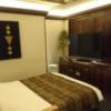 HOTEL AILU(アイル)(豊島区/ラブホテル)の写真『303号室（入口横から部屋奥方向）』by 格付屋