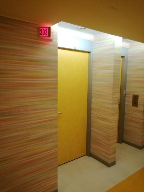 愛愛賓館(アイアイヒンカン)(横浜市栄区/ラブホテル)の写真『303号室利用。部屋の入口です。』by キジ