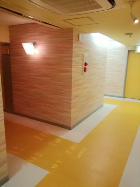 愛愛賓館(アイアイヒンカン)(横浜市栄区/ラブホテル)の写真『303号室利用。3階の踊り場です。黄色を基調としています。』by キジ