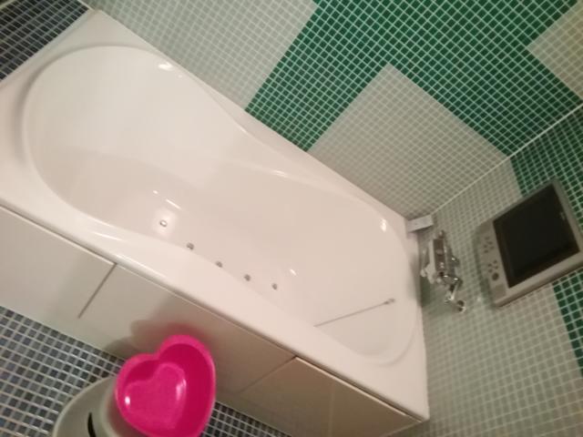 愛愛賓館(アイアイヒンカン)(横浜市栄区/ラブホテル)の写真『303号室利用。浴槽です。ジャグジー付き。二人で入れました。』by キジ