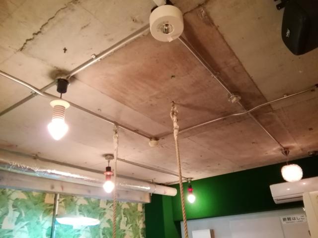 愛愛賓館(アイアイヒンカン)(横浜市栄区/ラブホテル)の写真『303号室利用。天井はコンクリート打ちっぱなし。電球も特殊。ロープが⁉️』by キジ