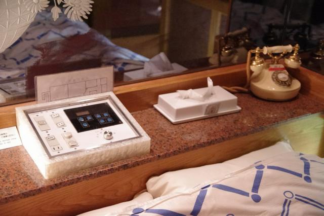 ラ・フランセパリス(新宿区/ラブホテル)の写真『605号室　枕元の設備』by マーケンワン