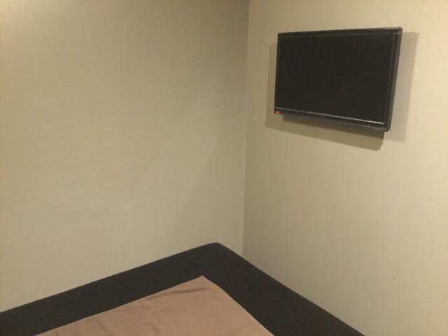 五反田ROYAL(ロイヤル)(品川区/ラブホテル)の写真『1号室 ベッドと壁掛けTV』by ACB48
