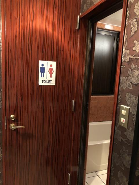 モティー(渋谷区/ラブホテル)の写真『304号室、分かりにくいですが、左側がトイレ、右側が浴室になります。』by お野菜