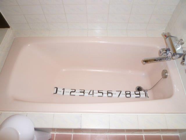 フロンティア(八王子市/ラブホテル)の写真『202号室（浴槽。幅100㎝（ペットボトル5本分）ですが左側が緩やかな台形となっており非常に広いです。ただし普通浴槽）』by 格付屋