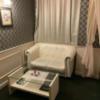 シャトン(新宿区/ラブホテル)の写真『202号室、ベッド横の椅子』by isam090