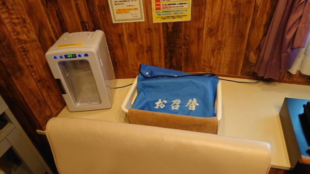 HOTEL府中(府中市/ラブホテル)の写真『206号室 青い袋にバスタオルとバスローブ各2 左は持ち込み用簡易冷蔵庫』by 舐めたろう