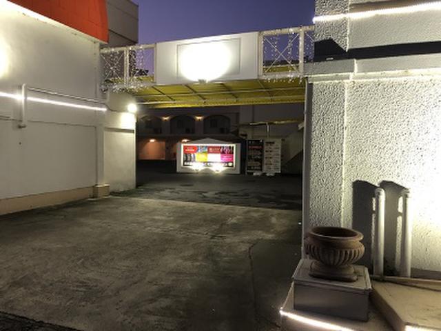 HOTEL scene#sora(シーンソラ)(善通寺市/ラブホテル)の写真『夜の駐車場入り口』by くんにお