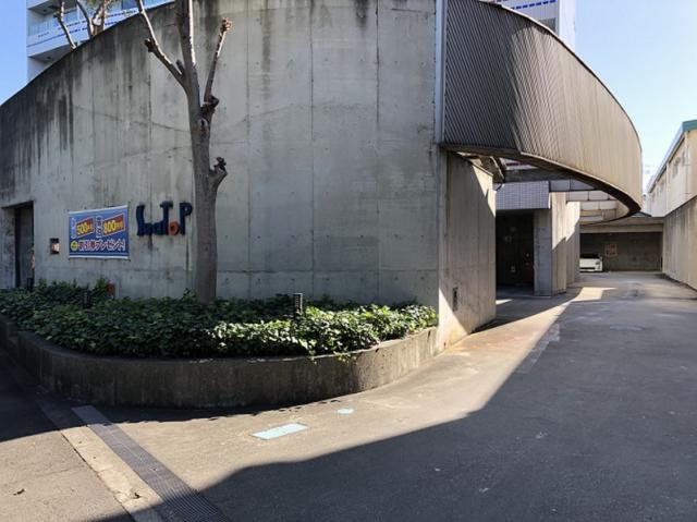 ホテルシートップ(宇多津町/ラブホテル)の写真『駐車場入り口』by くんにお