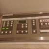 シャトン(新宿区/ラブホテル)の写真『306号室 枕元の照明・有線の操作盤(右側のアラームは故障中でしたが、プレイタイム終了時に鳴り出すということが)』by 舐めたろう
