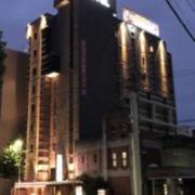 M‘z HOTEL(エムズ ホテル)(名古屋市熱田区/ラブホテル)の写真『夜の外観』by くんにお