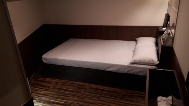 HOTEL HERME（エルメ）(渋谷区/ラブホテル)の写真『103号　入ったところからベッド』by へんりく