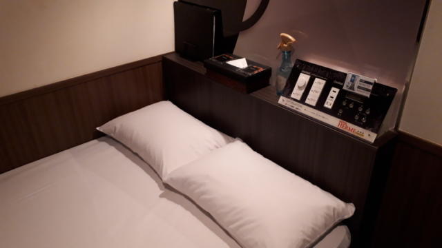 HOTEL HERME（エルメ）(渋谷区/ラブホテル)の写真『103号　ベッドの枕元』by へんりく