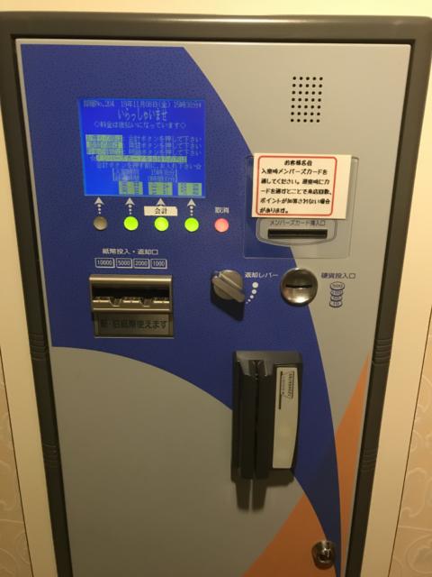 フェアリーウィンク(横浜市中区/ラブホテル)の写真『（204号室）玄関正面の自動精算機。』by こーめー