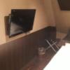 HOTEL HERME（エルメ）(渋谷区/ラブホテル)の写真『401号室　ソファーからベッド脇の壁掛けテレビ』by へんりく