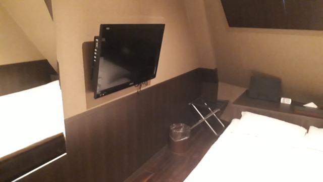 HOTEL HERME（エルメ）(渋谷区/ラブホテル)の写真『401号室　ソファーからベッド脇の壁掛けテレビ』by へんりく