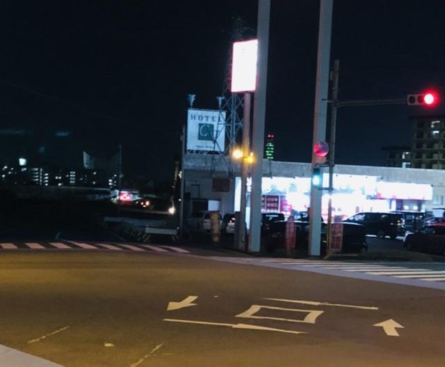 ホテルシーマ5(丸亀市/ラブホテル)の写真『夜の外観　橋のたもとの交差点より』by くんにお