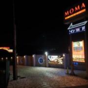 HOTEL MOMA(モマ)(深谷市/ラブホテル)の写真『夜の外観　細い道を入りますが目立つ案内があります。』by 洋平君