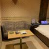 HOTEL ノースライン(北上市/ラブホテル)の写真『110号室 ベッド横ソファー』by hummerjack