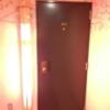 HOTEL WILL RESORT（ウィルリゾート）鎌倉(鎌倉市/ラブホテル)の写真『411号室利用19.11。部屋入口ドアですが、取っ手や鍵穴が古いです。』by キジ