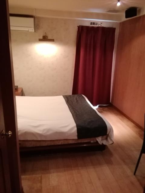 HOTEL WILL RESORT（ウィルリゾート）鎌倉(鎌倉市/ラブホテル)の写真『411号室利用19.11。入口から見た室内。こじんまりとしています。』by キジ