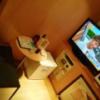HOTEL WILL RESORT（ウィルリゾート）鎌倉(鎌倉市/ラブホテル)の写真『411号室利用19.11。応接セットは、丸机に小さめの椅子です。』by キジ
