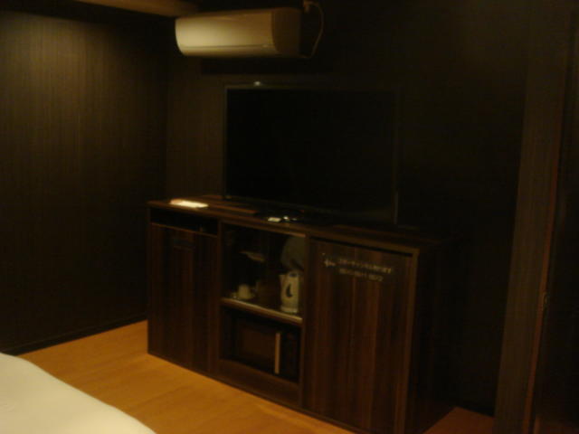 HOTEL GRANDE(川口市/ラブホテル)の写真『408号室テレビ、ケトル、コーヒセット置き場』by こねほ