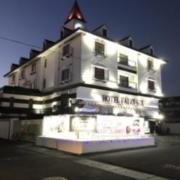 ホテルフェアリーシックス(宇都宮市/ラブホテル)の写真『夜の外観①』by 少佐