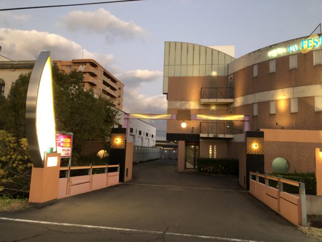 ホテルラフェスタ(高松市/ラブホテル)の写真『駐車場入り口』by くんにお