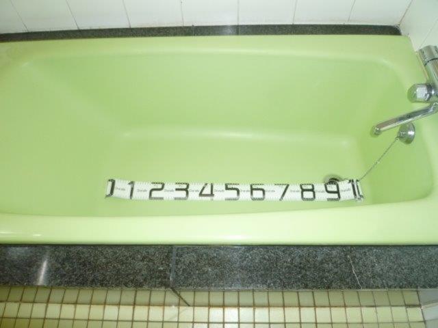 ホテル 貮番館(墨田区/ラブホテル)の写真『603号室（浴槽。ジャグジー・ジェットなし。幅100㎝（ペットボトル5本分）片側が緩やかな台形）』by 格付屋