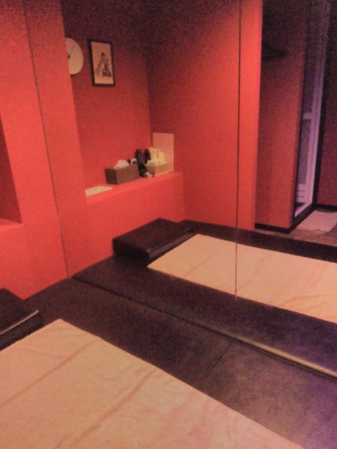 レンタルルーム どっと.com(墨田区/ラブホテル)の写真『4号室　鏡貼りのベッド』by もぐたんっ