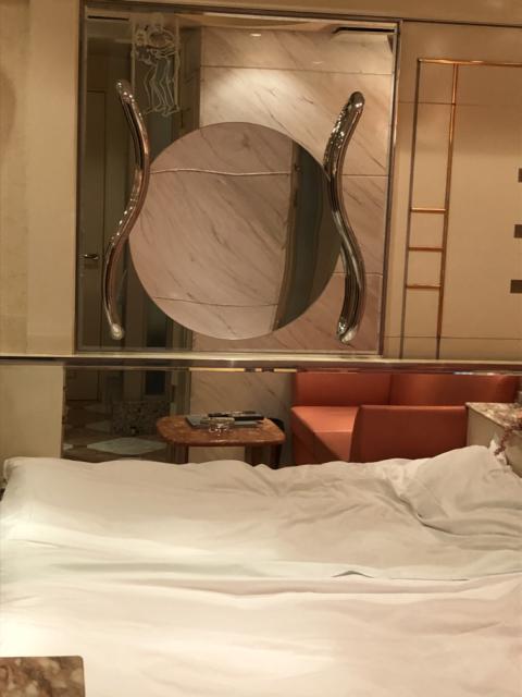 XO新宿(新宿区/ラブホテル)の写真『502号室 ベッド側部の拡大鏡』by サトナカ