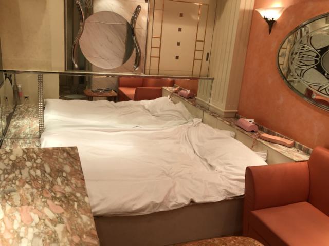 XO新宿(新宿区/ラブホテル)の写真『502号室 ベッドと側面の鏡』by サトナカ