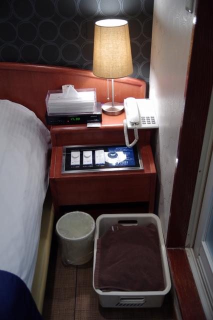 ホテルFirst(豊島区/ラブホテル)の写真『305号室　ベッドサイドの設備類』by マーケンワン