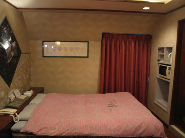 HOTEL 絆（きずな）(台東区/ラブホテル)の写真『505号室 ベッド　部屋が狭いです』by nognog