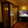 レステイ ティナグレイス(秦野市/ラブホテル)の写真『302号室利用19.12。TVと部屋の入口です。』by キジ