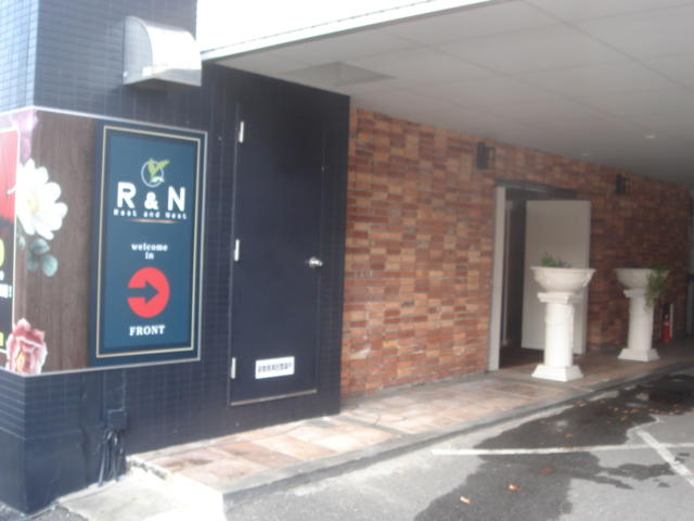 HOTEL R&N（レストアンドネスト）(蕨市/ラブホテル)の写真『駐車場入口』by こねほ