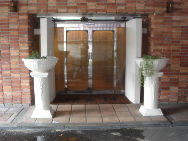HOTEL R&N（レストアンドネスト）(蕨市/ラブホテル)の写真『入口』by こねほ