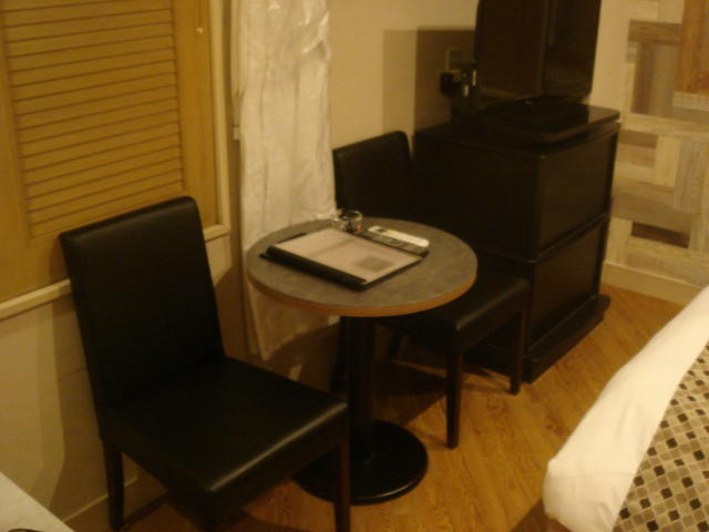 HOTEL R&N（レストアンドネスト）(蕨市/ラブホテル)の写真『205号室のテレビ、テーブル、イス』by こねほ